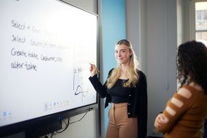 Studierende des Masters Digitale Verwaltung mit Stift schreibt an ein Whiteboard.