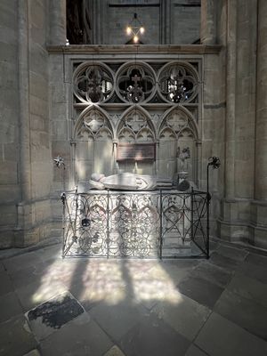 Innenaufnahme des Doms zu Halberstadt mit Schattenwurf eines Fensters.