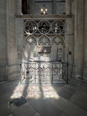 Innenaufnahme des Doms zu Halberstadt mit Schattenwurf eines Fensters.