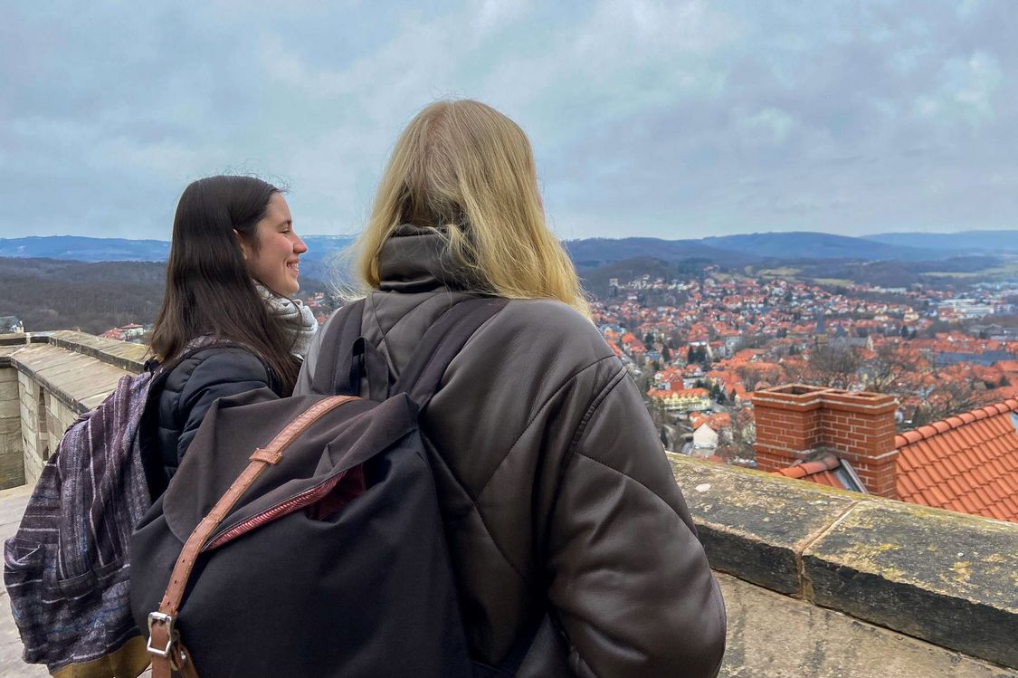 Zwei Studentinnen schauen vom Schloss auf Wernigerode