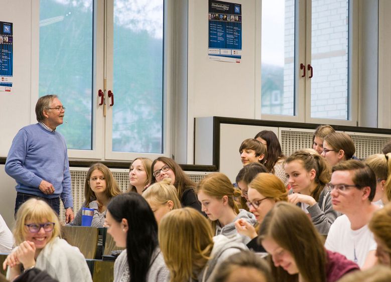 Professoren wie Ingo Schütt erklären den Teilnehmern den Lernstoff in Vorlesungen. Am Nachmittag wird das gewonnene Wissen in kleinen Übungsgruppen mit studentischen Tutoren vertieft.