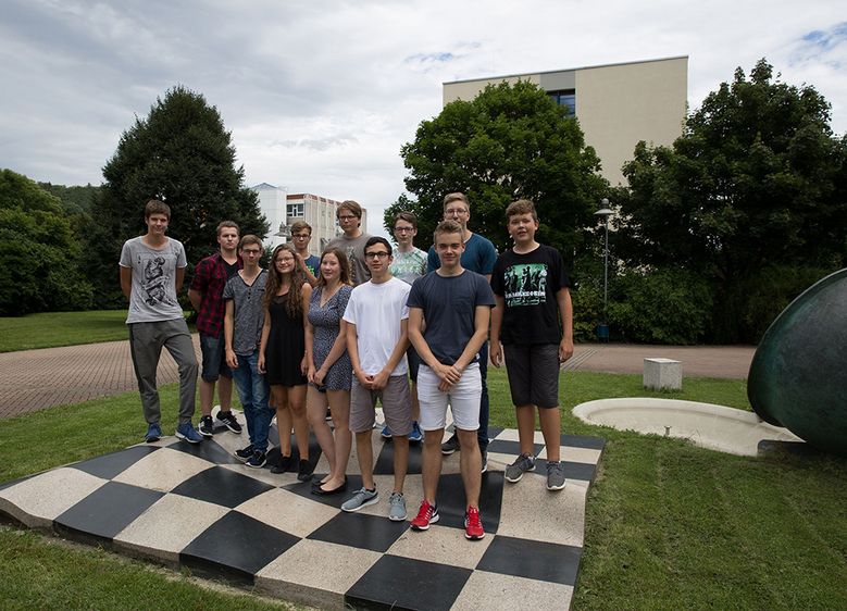 Bild I: Conrad Sonntag (links) und Justin-Leon Tropschug lesen Daten von den Messgeräten der mobilen Photovoltaikanlage ab. Bild II: Die Teilnehmerinnen und Teilnehmer der Sommerschule der Hochschule Harz erlebten vier Tage mit Experimenten und einem Ein