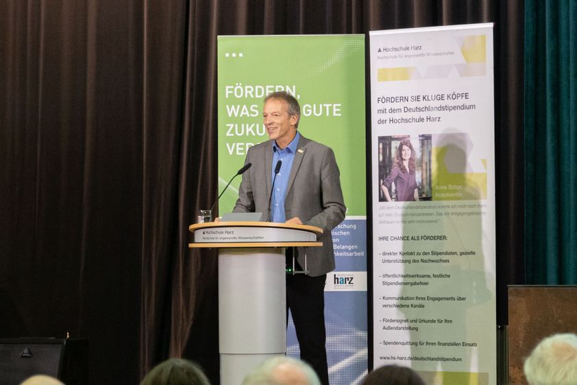 Rektor Prof. Dr. Folker Roland begrüßt die Gäste des 20. Stifterabends. Foto: Hochschule Harz 