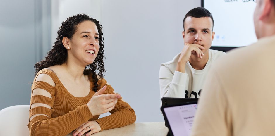 Studierende des Masterstudiengangs Digitale Verwaltung während einer Gruppenbesprechung. 