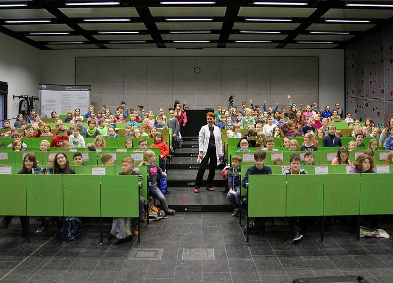 Bild: KinderHochschule zum Thema „ALARM: Müll in unserem Körper! – Wie kommt der da rein? Was passiert in mir damit und wie funktioniert meine Müllabfuhr?“ mit Katrin Franke, geprüfte Pharmareferentin und ganzheitliche Ernährungsberaterin.