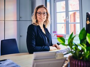 Franziska Wambsganß am Schreibtisch ihres Büros im Rathaus in Osterwieck. Das Studium hat sie vor einem Jahr abgeschlossen.