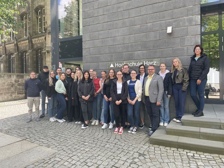 Studierende einer Projektgruppe vor dem Haupteingang der Hochschule Harz in Halberstadt