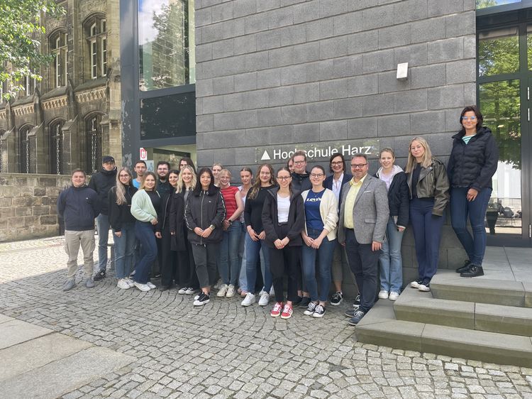 Studierende einer Projektgruppe vor dem Haupteingang der Hochschule Harz in Halberstadt