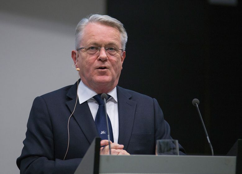 Bild: Dr. Axel Hartmann, Botschafter a.D. und Bürgermeister von Bad Sachsa, berichtete bei der November-Vorlesung der GenerationenHochschule „Von der Zuflucht in deutschen Botschaften zur Deutschen Einheit“.