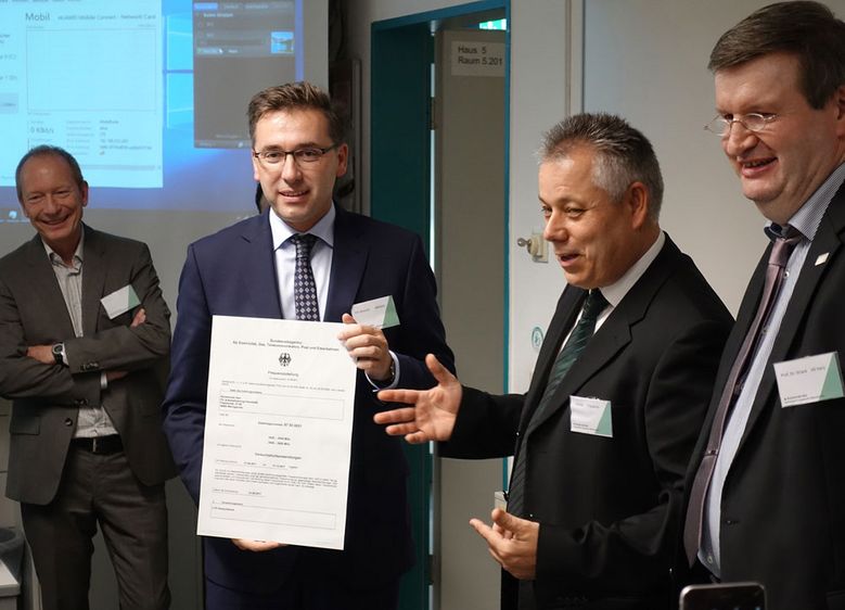 Übergabe der Urkunde über die Zuteilung der LTE-Mobilfunkfrequenz von der Bundesnetzagentur. Karsten de Freese (Nash Technologies), Thomas Wünsch, Michael Fimmel (T-Systems), Prof. Dr. Hermann Strack (v.l.n.r.). Foto: Falk Schmidsberger