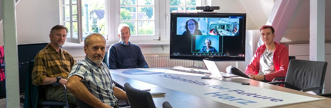 Gruppe um Tisch und auf Bildschirm zeigt Scientists for Future im Harz