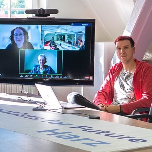 Gruppe um Tisch und auf Bildschirm zeigt Scientists for Future im Harz