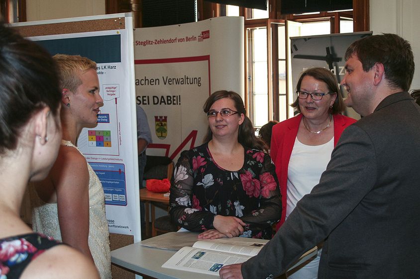 Bilder: Bei der 3. Praxismesse Zukunftsnetzwerk am Halberstädter Standort der Hochschule Harz knüpften Vertreter aus Behörden und Unternehmen sowie die Studierenden des Fachbereichs Verwaltungswissenschaften Kontakte und tauschten sich über die Zukunf
