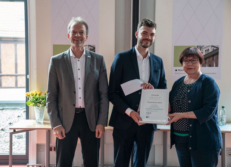 Angela Gorr, MdL, ist die Vorsitzende des Förderkreises der Hochschule Harz e. V., sie zeichnete gemeinsam mit Hochschul-Rektor Prof. Dr. Folker Roland (links) Absolvent Robin Radom für seine mit der Bestnote bewertete Abschluss-Arbeit aus