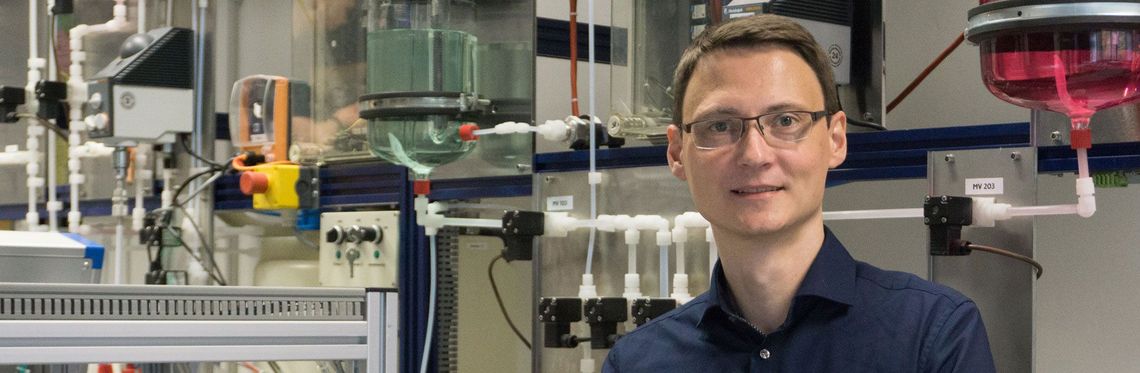 Prof. Dr. René Schenkendorf im Prozessleittechnik-Labor der Hochschule Harz