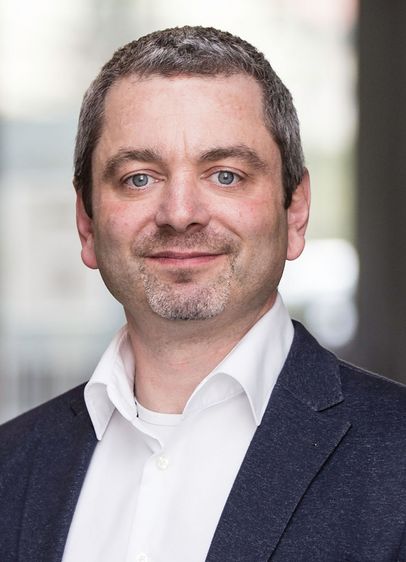 Bild: Prof. Dr. André Niedostadek vom Fachbereich Verwaltungswissenschaften der Hochschule Harz spricht bei einer Sondervorlesung der GenerationenHochschule über „Johannes Teutonicus: Von Bologna in den Harz - Auf den Spuren eines europäischen Rechts