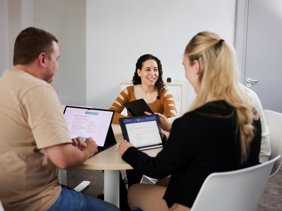 Beratungssituation mehrerer Studierender im Studiengang Digitale Verwaltung.