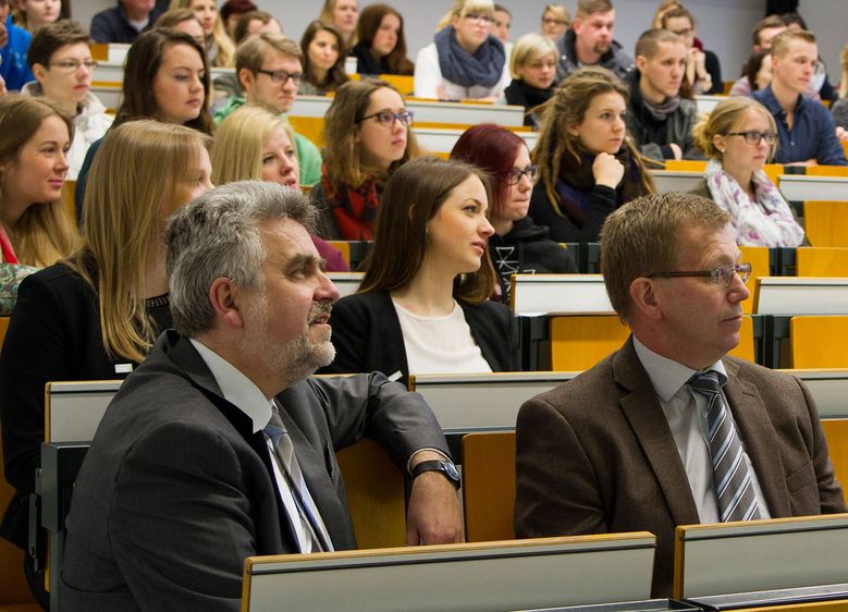 Bild: Begrüßung der Erstsemester-Studierenden am Fachbereich Wirtschaftswissenschaften zum Sommersemester 2015 an der Hochschule Harz.