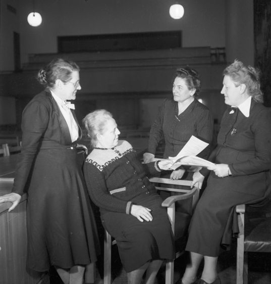 „Die Mütter des Grundgesetzes“ v.l.n.r. Helene Wessel, Helene Weber, Frieda Nadig, Elisabeth Selbert Foto: © Bestand Erna Wagner-Hehmke, Stiftung Haus der Geschichte Bundesrepublik Deutschland, Bonn