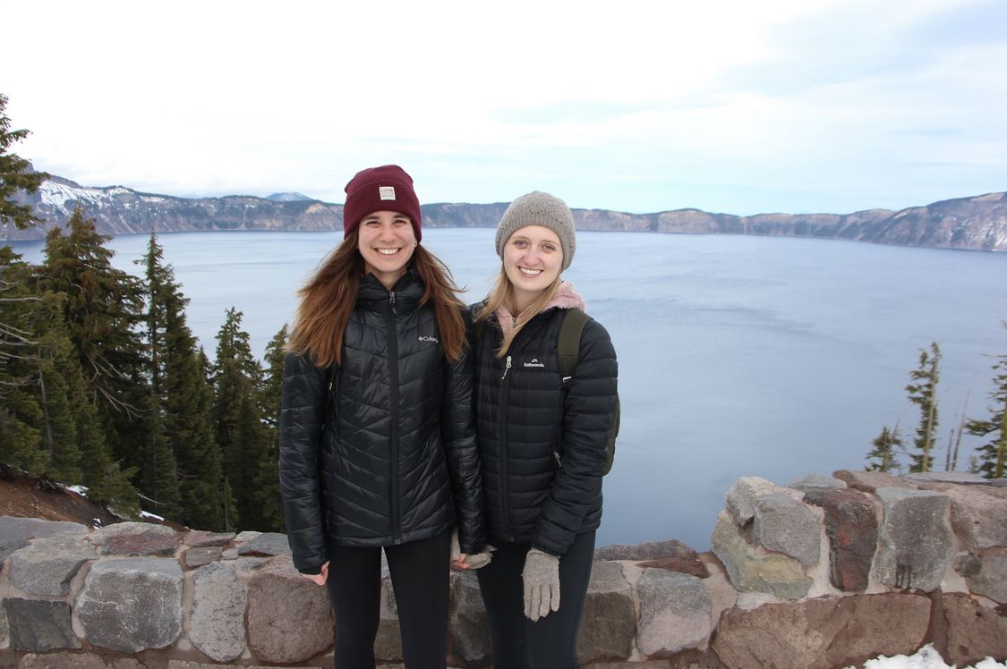 Lorena und Tessa vor dem Crater Lake