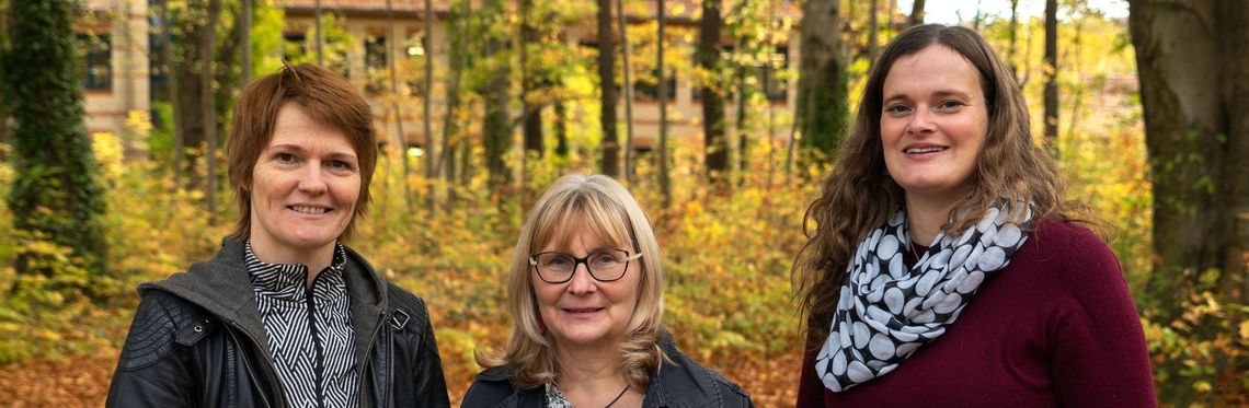 Die Hochschulmitarbeiterinnen Jeannette Israel-Schart, Prof. Dr. Andrea Heilmann und Friederike Herrmann (v.l.n.r.) haben mit ihrem Einsatz für eine nachhaltige Hochschule Harz schon viel bewegt, erneut freuen sie sich über die Auszeichnung zur Recyclingpapiernutzung. Foto: Hochschule Harz