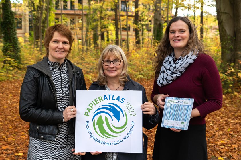 Die Hochschulmitarbeiterinnen Jeannette Israel-Schart, Prof. Dr. Andrea Heilmann und Friederike Herrmann (v.l.n.r.) haben mit ihrem Einsatz für eine nachhaltige Hochschule Harz schon viel bewegt, erneut freuen sie sich über die Auszeichnung zur Recyclingpapiernutzung. Foto: Hochschule Harz