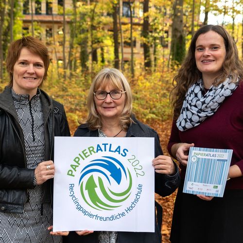 Die Hochschulmitarbeiterinnen Jeannette Israel-Schart, Prof. Dr. Andrea Heilmann und Friederike Herrmann (v.l.n.r.) haben mit ihrem Einsatz für eine nachhaltige Hochschule Harz schon viel bewegt, erneut freuen sie sich über die Auszeichnung zur Recyclingpapiernutzung. Foto: Hochschule Harz