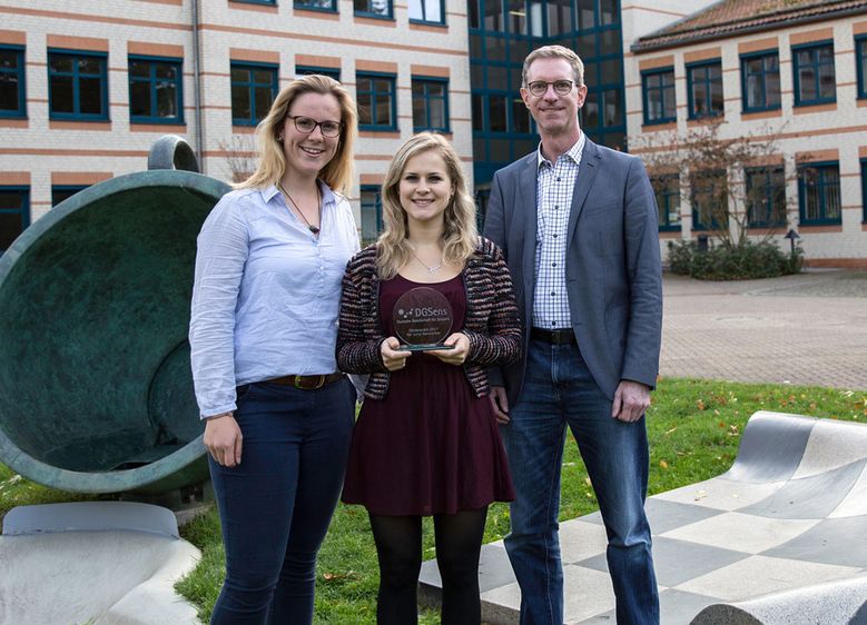 Die Master-Studentinnen Milena Bokler und Anna Bolle freuen sich gemeinsam mit Prof. Dr. Patrick Hehn über den DGSens Förderpreis für Jung-Sensoriker (v.l.n.r.) Foto: Nikolas Khurana.