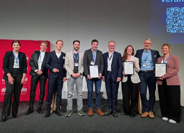 Preisverleihung des Awards „Innovative Wirtschaftsförderungen 2025“, (v.l.n.r): Dr. Mandy Ebers & Prof. Dr. Jürgen Stember (Hochschule Harz), Sascha Dorday (stellv. Vorstandsvorsitzender DVWE e.V.); Keito Philippi & Julian Schneider (Wirtschaftsförderungsgesellschaft St. Wendeler Land mbH); Klaus Fischer & Ramona Riederer (Wirtschaftsförderung Allgäu GmbH); Elmar Jünemann & Leonie Schubert (Wirtschaftsförderung Solingen GmbH). Foto: Hochschule Harz