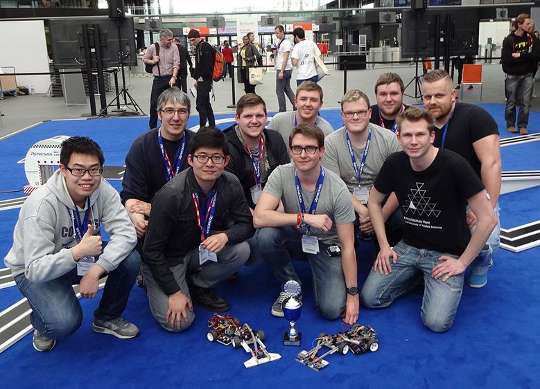 Bild: Die glücklichen Zweitplatzierten: das Studententeam des Fachbereichs Automatisierung und Informatik. Die Hochschule Harz nahm erstmals an der „MCU Car Rally“ im Rahmen der Weltleitmesse „Embedded World“ in Nürnberg teil. Foto: Hochschule H