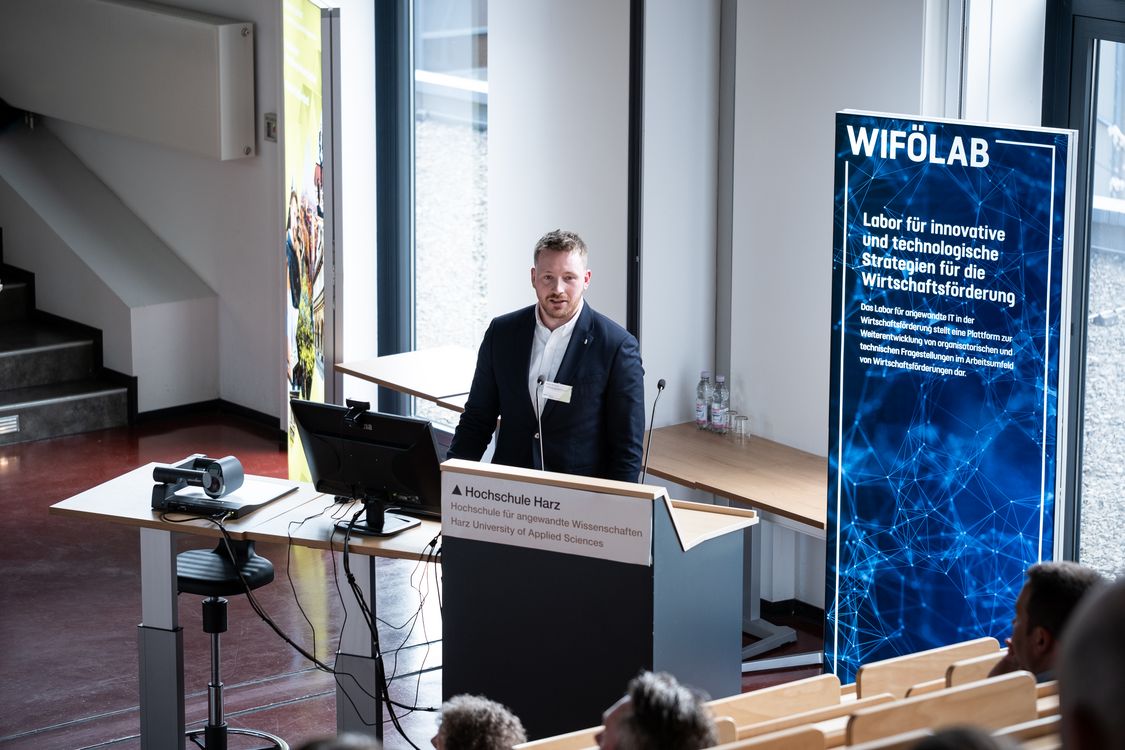 Vortragender während der Doktor-Pitches auf der diesjährigen WiföLab-Tagung