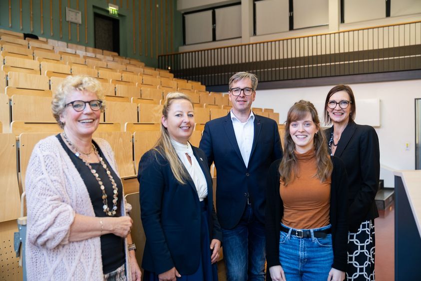 Porträt von 5 Personen im Hörsaal der Hochschule Harz in Halberstadt.