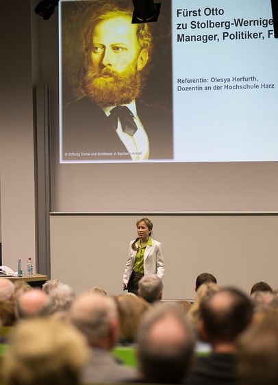 Bild: Olesya Herfurth erklärte bei der Februar-Vorlesung der GenerationenHochschule das Leben und Wirken von Fürst Otto zu Stolberg-Wernigerode. Foto: Christoph Peisker