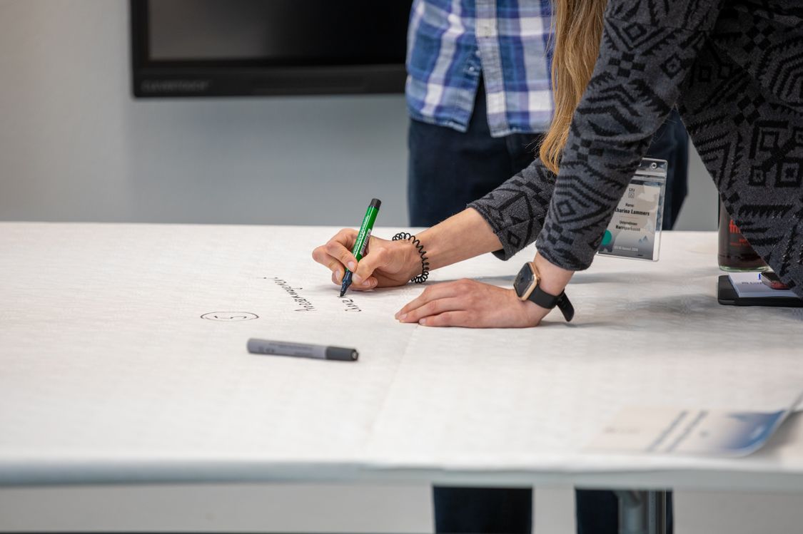 Notizen werden auf ein Plakat geschrieben