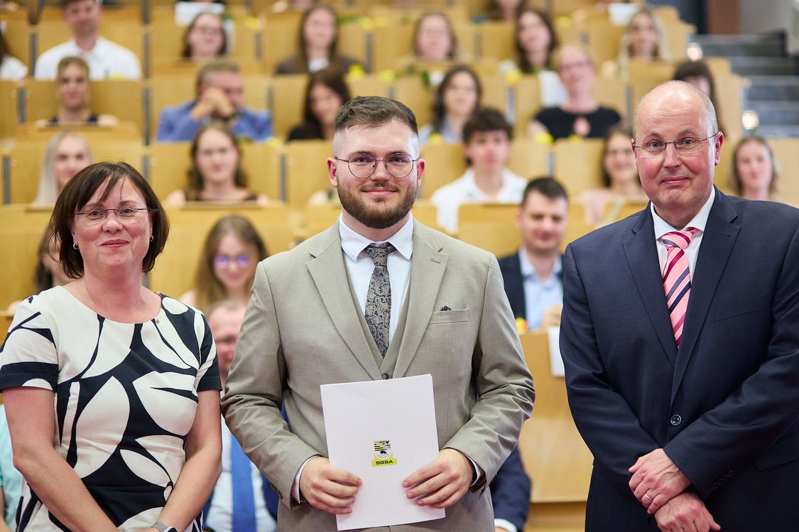 Marcel Domenz erhielt für seine Bachelorarbeit zur Kosten- und Leistungsrechnung in den Kommunen in Sachsen-Anhalt den Preis des Städte- und Gemeindebundes Sachsen-Anhalt und ist hie bei der Preisvergabe während der Feierlichen Exma zu sehen..