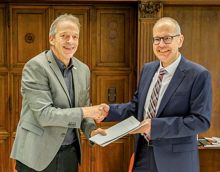 Prof. Dr. Folker Roland (links), Rektor der Hochschule Harz, und Udo Bolsmann, Direktor der Polizeiinspektion Zentrale Dienste Sachsen-Anhalt, bei der Unterzeichnung des Kooperationsvertrages auf dem Wernigeröder Campus.