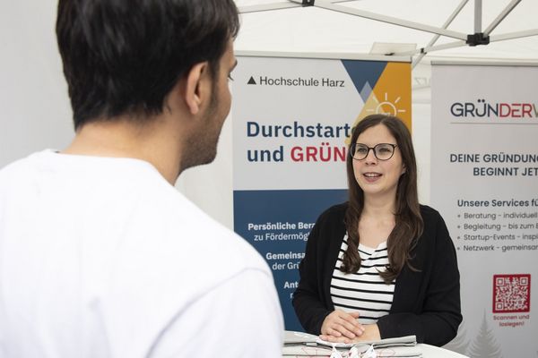 Zwei Personen in einer Beratungssituation