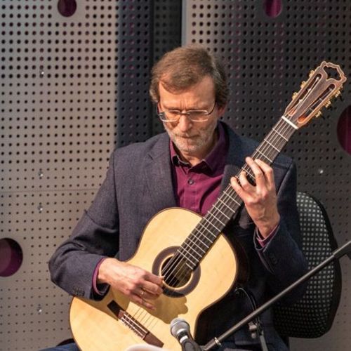 Prof. Dr. Georg Felser und Prof. Dr. Frieder Stolzenburg spielen Gitarre im AudiMax der Hochschule Harz