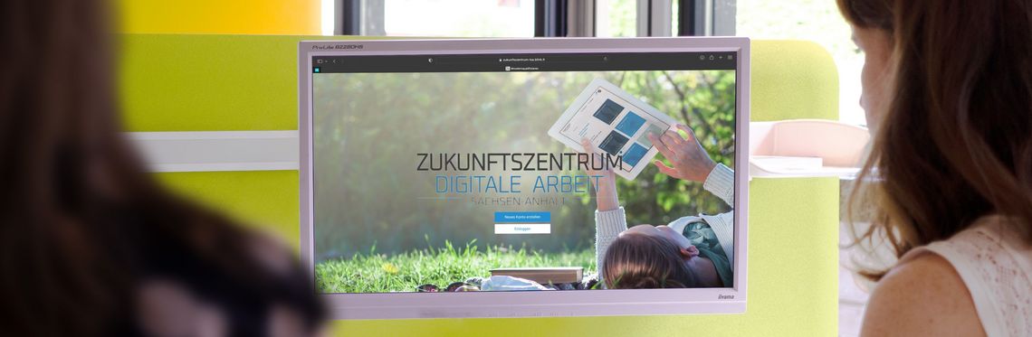Zwei Personen schauen auf die Homepage vom Zukunftszentrum digitale Arbeit Sachsen-Anhalt
