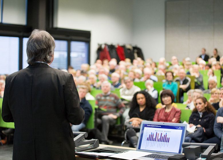 Bild: Vor einem interessierten Publikum erläuterte Finanzminister Jens Bullerjahn aktuelle Aktivitäten der Landesregierung Sachsen-Anhalts zur Integration von Flüchtlingen.