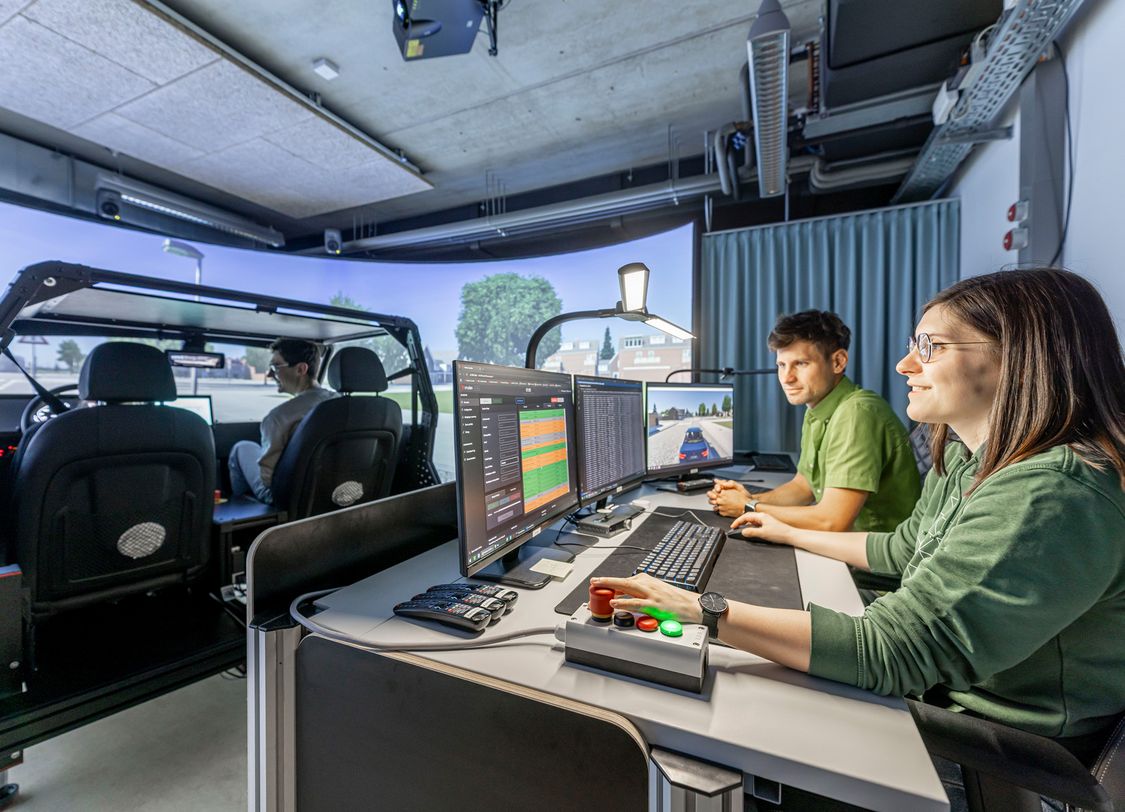 Der Fahrsimulator an der Hochschule Harz unterstützt die Forschung zur Vermeidung von Unfällen. Bei der Vorlesung der KinderHochschule im September erfahren die Junior-Studenten mehr darüber. Foto: Christian Bierwagen/Hochschule Harz