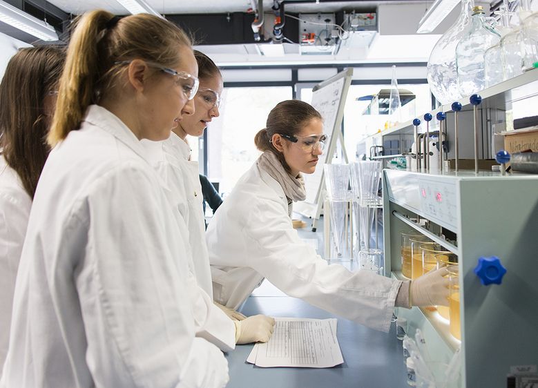 Bild: Beim Zukunftstag gewannen Schülerinnen Einblicke in die modernen Labore am Fachbereich Automatisierung und Informatik auf dem Wernigeröder Campus der Hochschule Harz. Foto: Tim Bruns