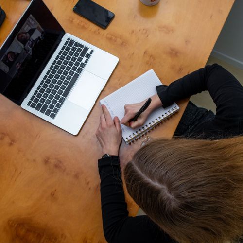 Studienstart mit neuester Technik: Der Beirat des Studiengangs stellt nagelneue Notebooks zur Verfügung.