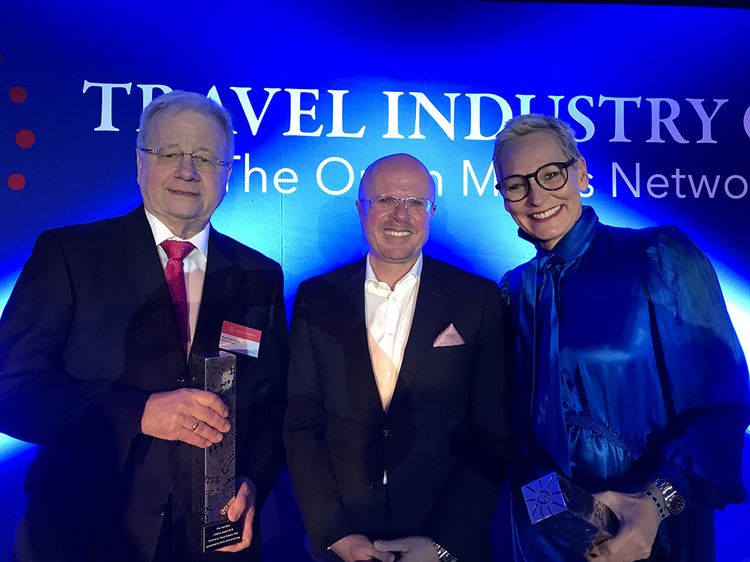 Der Travel Industry Club zeichnet bei der Award Night 2018 Branchenexperten und engagierte Prominente aus, v.l.n.r: Karl Born, emeritierter Professor der Hochschule Harz; Dirk Bremer, Präsident des Travel Industry Club; Bärbel Schäfer, Fernseh- und Rad