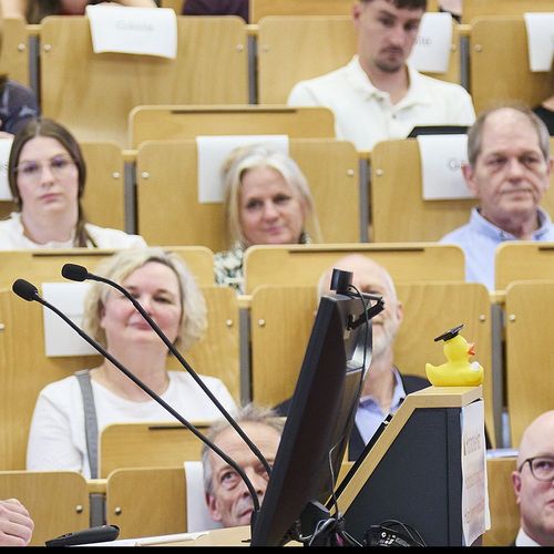 Hendrik Schümann spricht im Hörsaal während der Feierlichen Exmatrikulation am Fachbereich Verwaltungswissenschaften der Hochschule Harz.