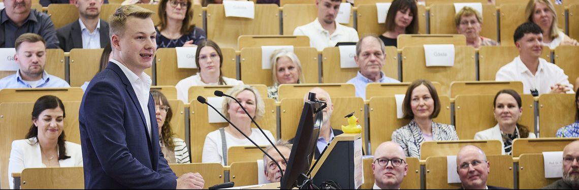 Hendrik Schümann spricht im Hörsaal während der Feierlichen Exmatrikulation am Fachbereich Verwaltungswissenschaften der Hochschule Harz.