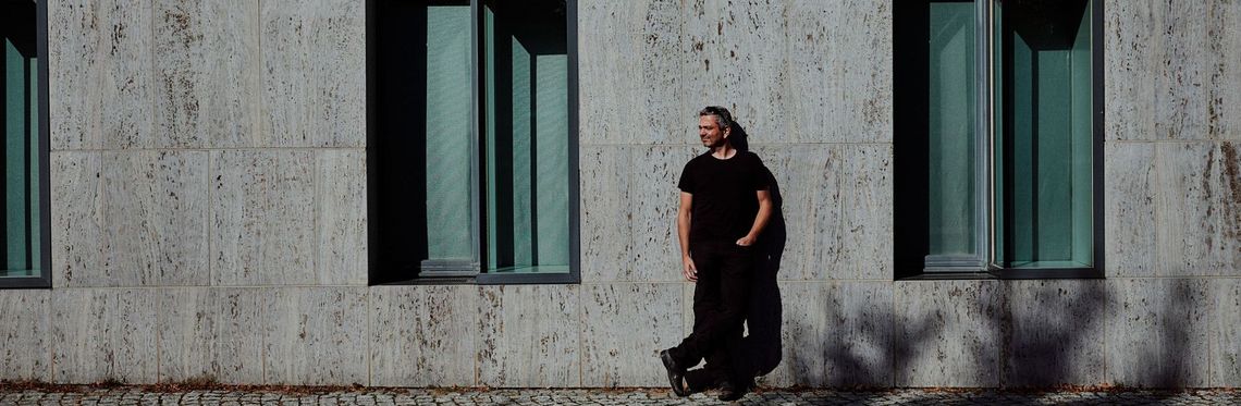 André Niedostadek vor dem Gebäude des Domschatzes Halberstadt.