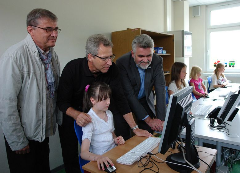 Bild (v.l.n.r.): Ulrich Zock vom Fachbereich Automatisierung und Informatik, Wolfgang Berge, Leiter der Ganztagsgrundschule Stadtfeld, und Prof. Dr. Armin Willingmann, Rektor der Hochschule Harz, lassen sich von Vivienne Neue erklären, wie die moderne Co