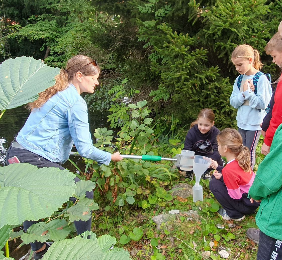 Wasserproben aus dem Hochschulteich und der Holtemme werden mit Expertin Friederike Herrmann analysiert