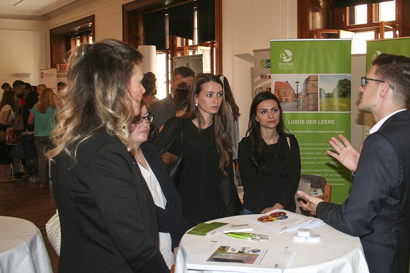 Bilder: Bei der 3. Praxismesse Zukunftsnetzwerk am Halberstädter Standort der Hochschule Harz knüpften Vertreter aus Behörden und Unternehmen sowie die Studierenden des Fachbereichs Verwaltungswissenschaften Kontakte und tauschten sich über die Zukunf